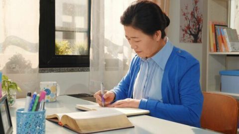 Μια χριστιανή παίρνει σημειώσεις