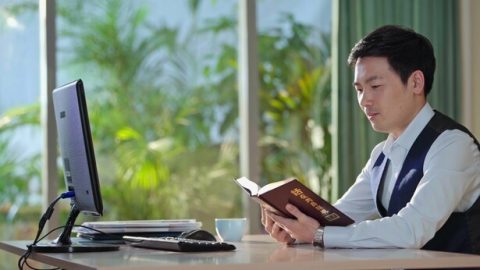 Ένας χριστιανός διαβάζει το βιβλίο.