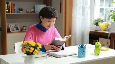 Μια χριστιανή διαβάζει το βιβλίο.