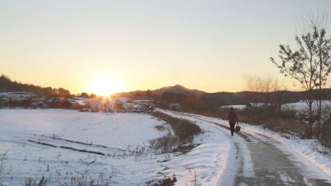 Ένα άτομο περπατά για να διαδίσει το ευαγγέλιο