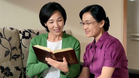 Δύο Χριστιανές διαβάζουν βιβλίο