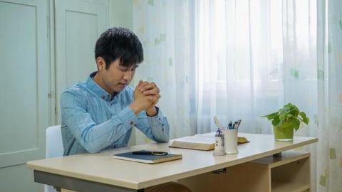 Ένας χριστιανός προσεύχεται