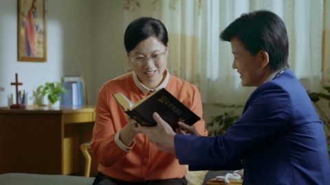 Δύο Χριστιανές διαβάζουν βιβλίο