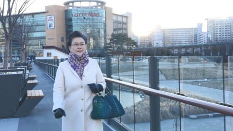 Ένα άτομο περπατά για να διαδίσει το ευαγγέλιο