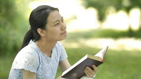 Μια χριστιανή διαβάζει το βιβλίο.