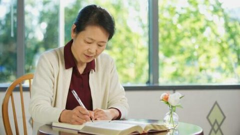 Μια χριστιανή παίρνει σημειώσεις