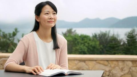 Μια χριστιανή συλλογίζεται τα λόγια του Θεού