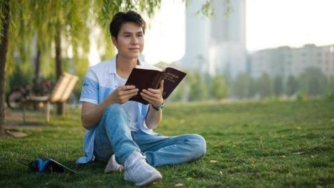 Ένας χριστιανός συλλογίζεται τα λόγια του Θεού