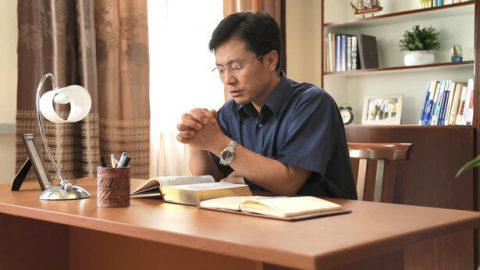 Ένας χριστιανός προσεύχεται